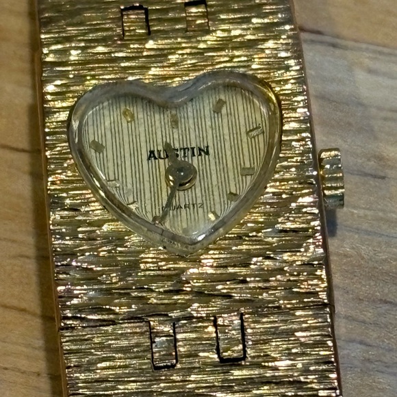 Vintage Austin Small Heart Face Gold Color Bracelet Watch. - Picture 11 of 16